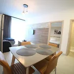 De Silva 19 *