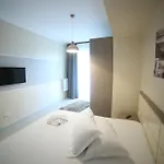 De Silva 19 *